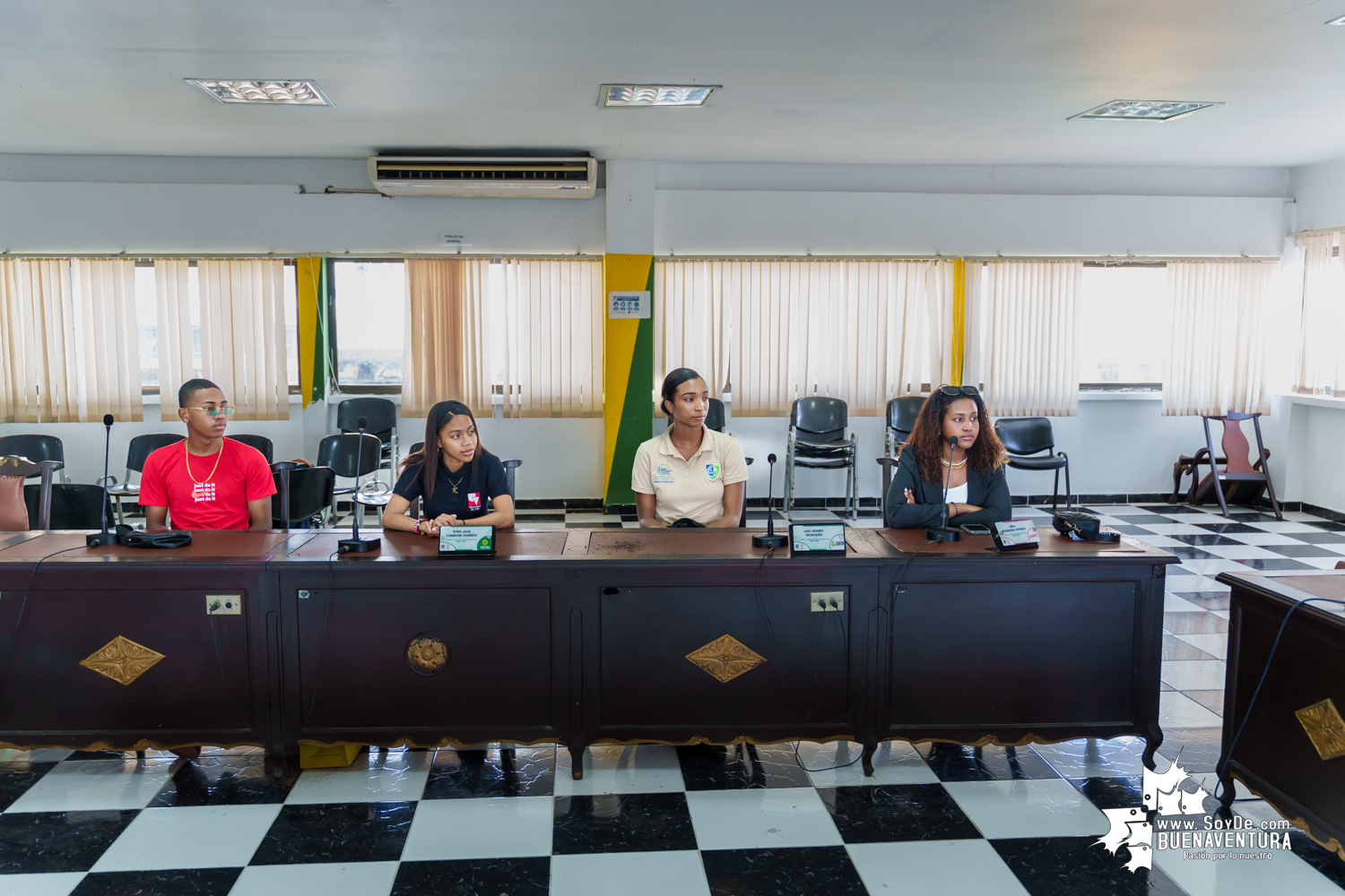 Diez jóvenes de Buenaventura reciben becas de Platzi
