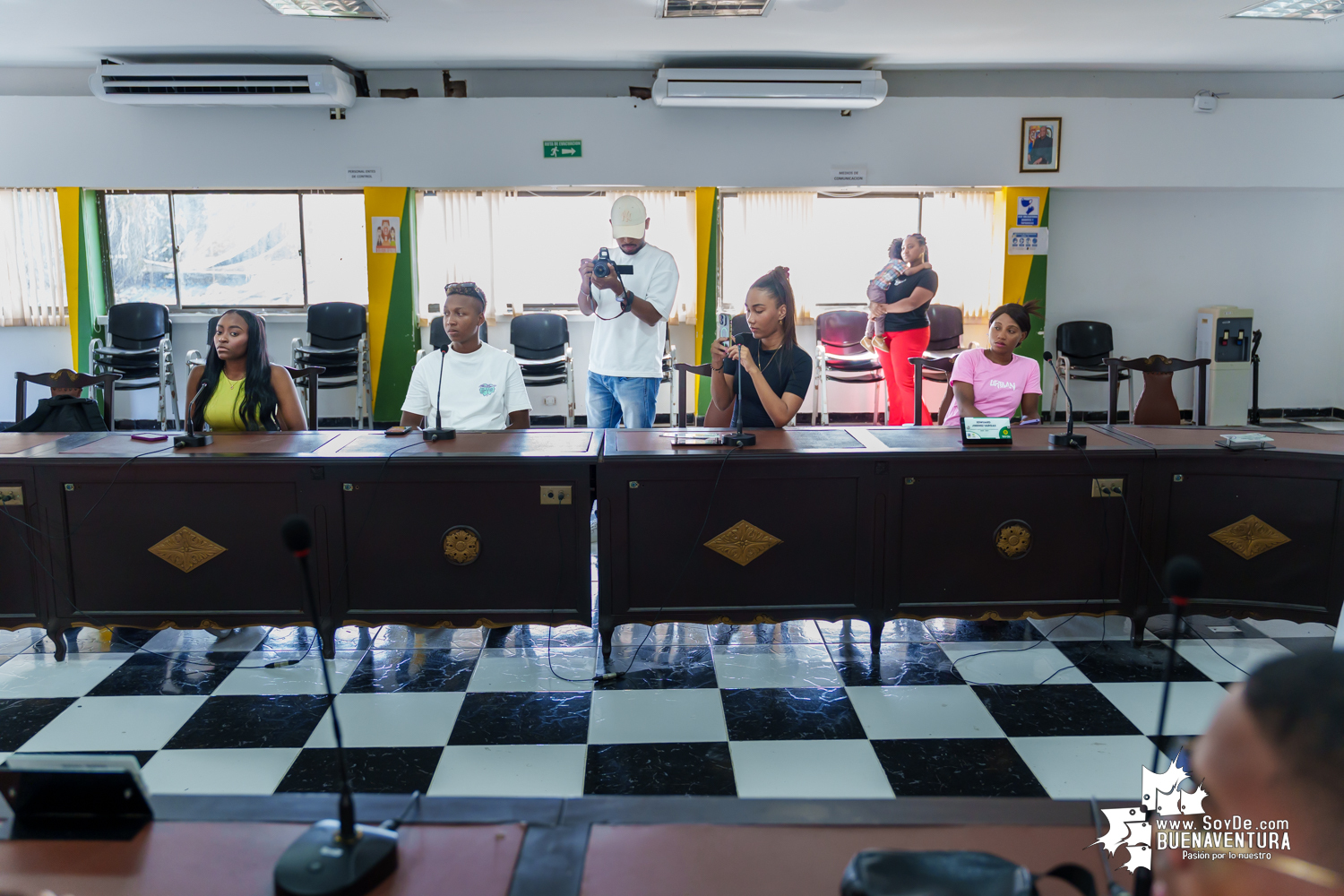 Diez jóvenes de Buenaventura reciben becas de Platzi