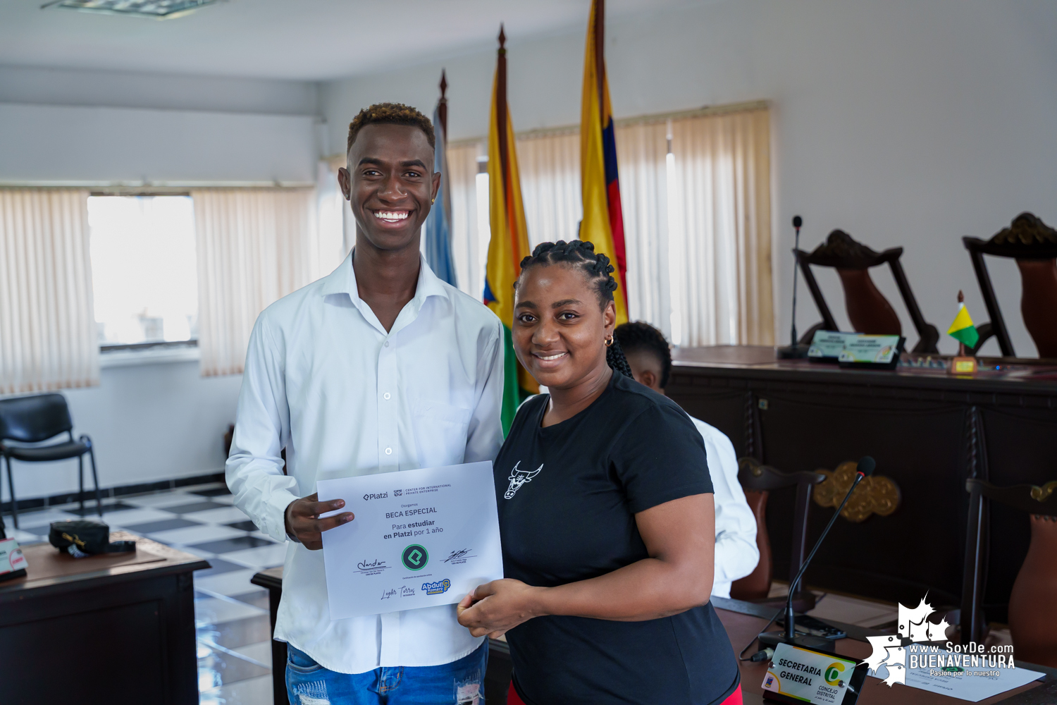 Diez jóvenes de Buenaventura reciben becas de Platzi