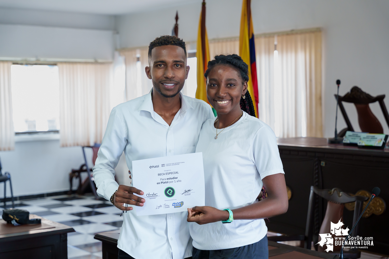 Diez jóvenes de Buenaventura reciben becas de Platzi