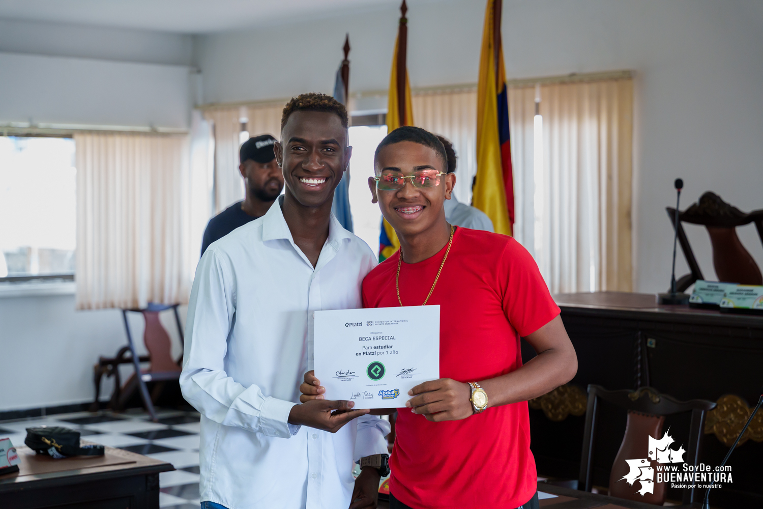 Diez jóvenes de Buenaventura reciben becas de Platzi