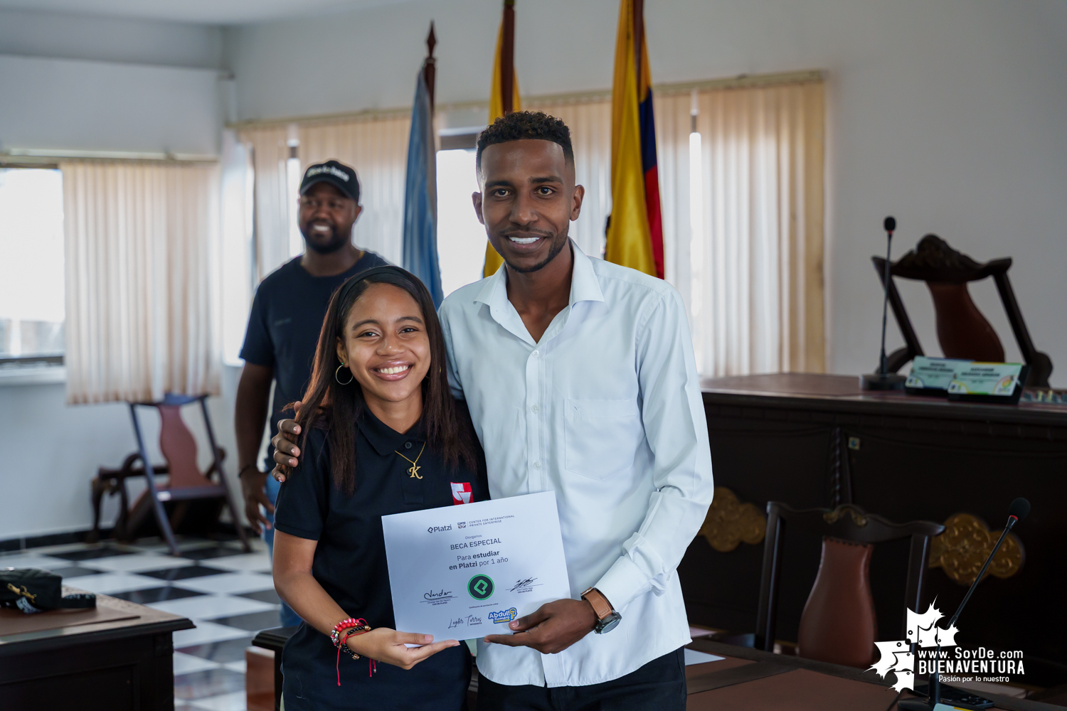 Diez jóvenes de Buenaventura reciben becas de Platzi