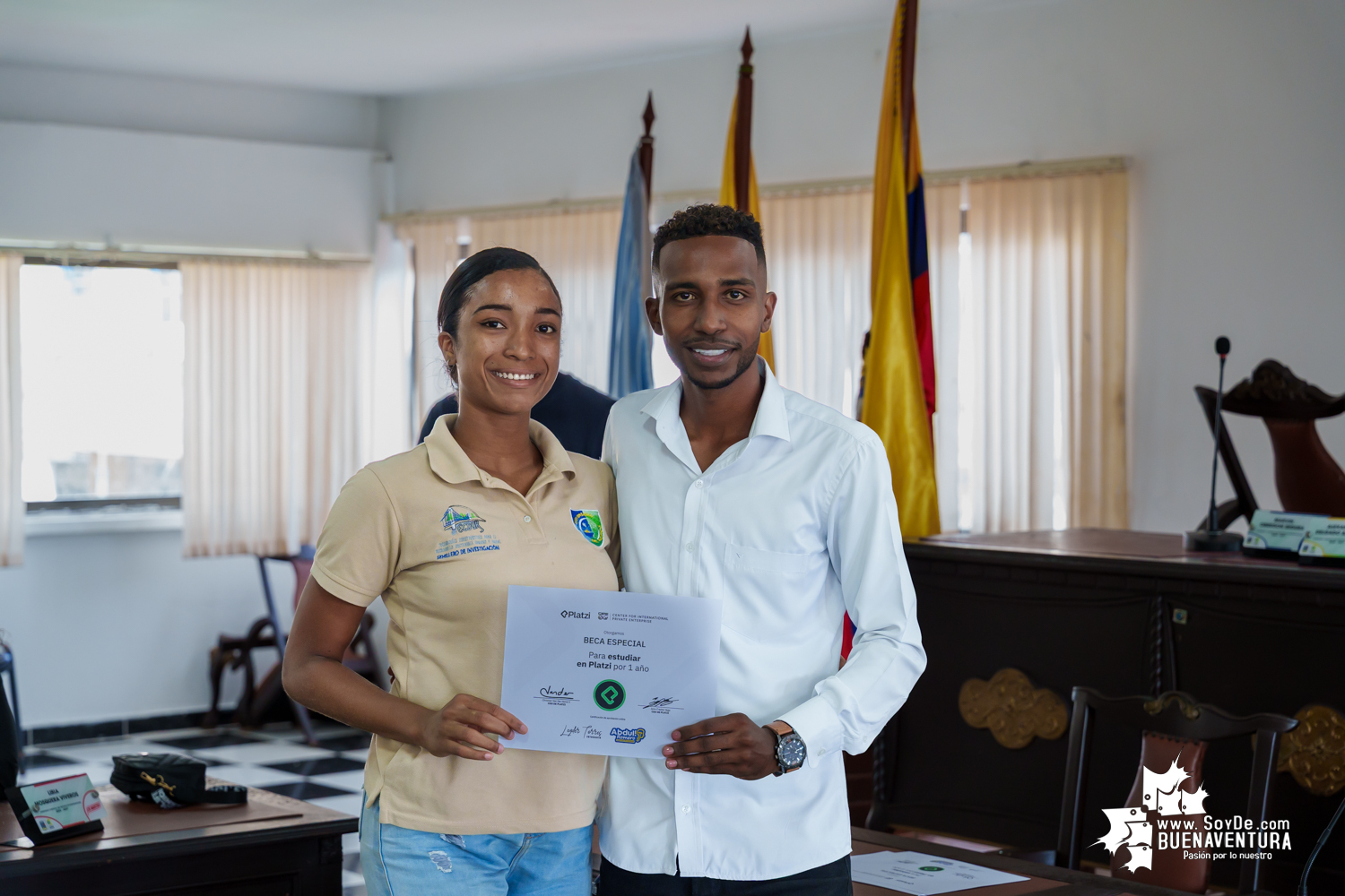 Diez jóvenes de Buenaventura reciben becas de Platzi