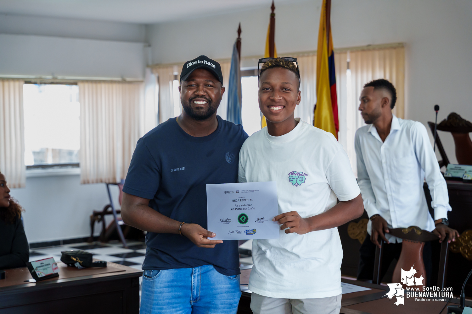 Diez jóvenes de Buenaventura reciben becas de Platzi