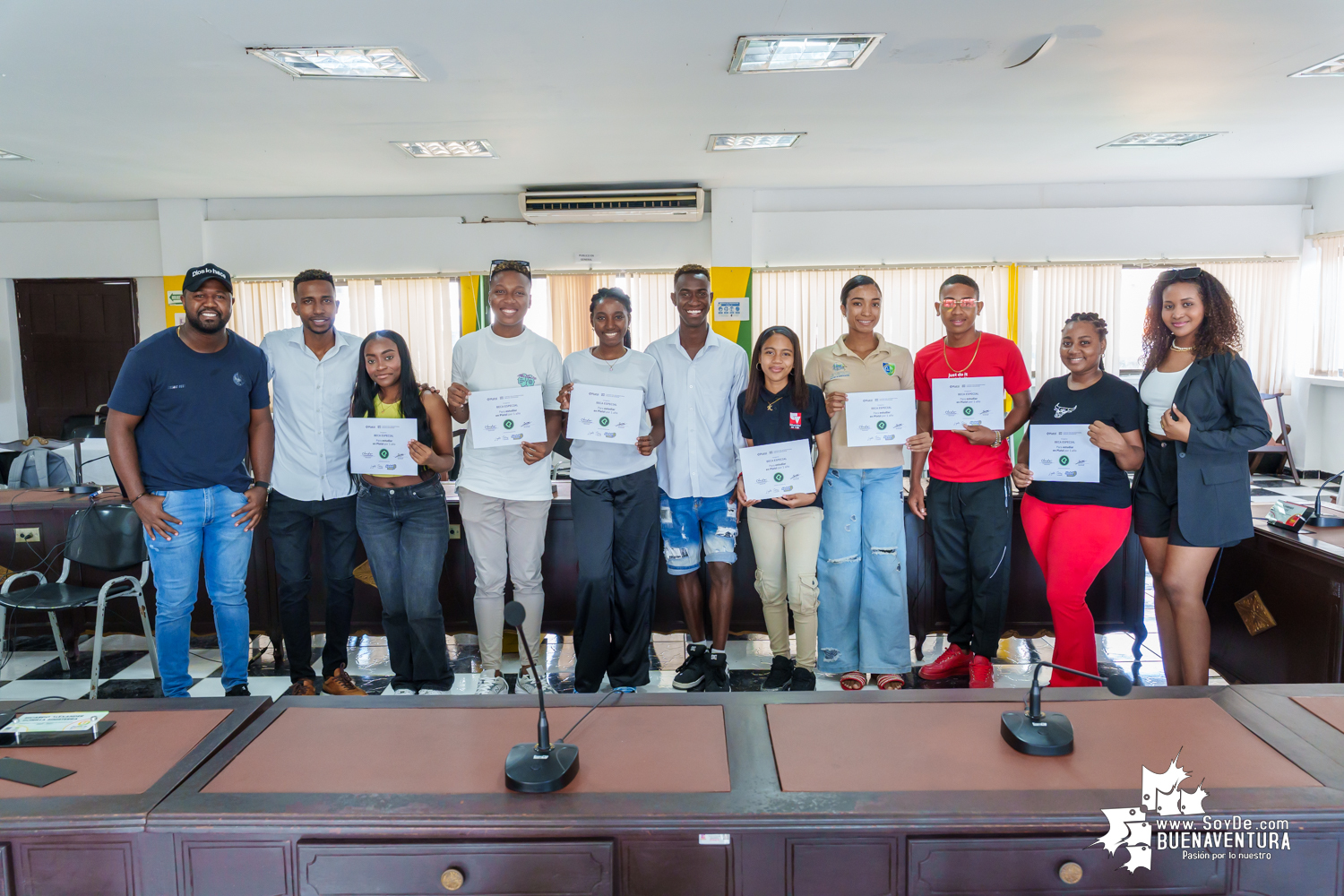Diez jóvenes de Buenaventura reciben becas de Platzi