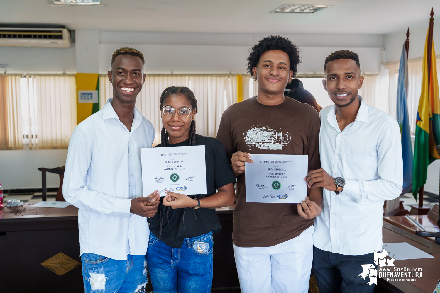 Diez jóvenes de Buenaventura reciben becas de Platzi