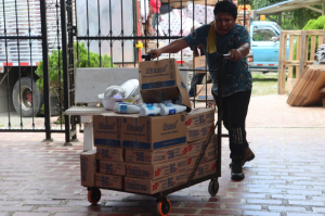 La Alcaldía de Buenaventura apoya el emprendimiento de familias desplazadas con kits para su desarrollo económico