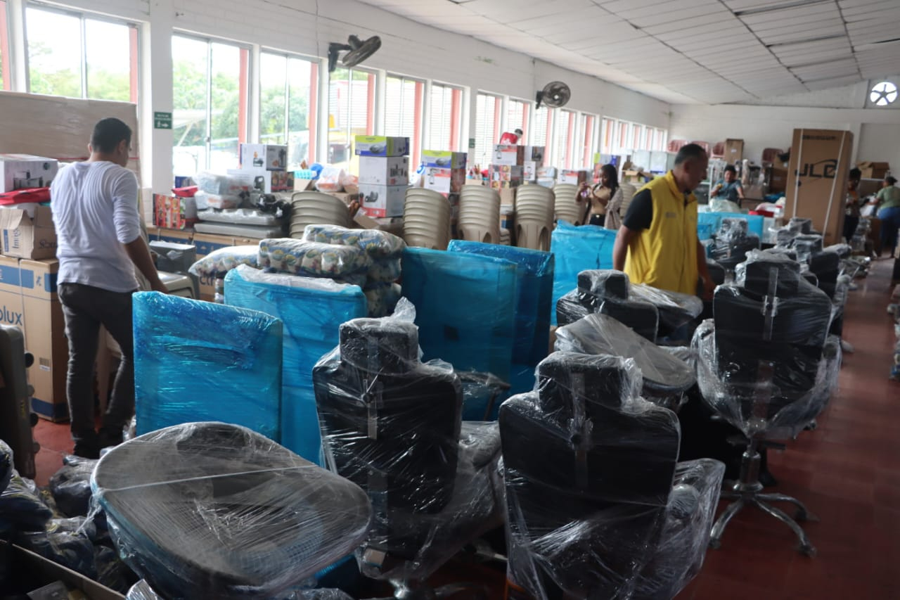 La Alcaldía de Buenaventura apoya el emprendimiento de familias desplazadas con kits para su desarrollo económico