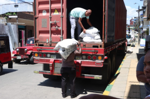 La Alcaldía de Buenaventura apoya el emprendimiento de familias desplazadas con kits para su desarrollo económico