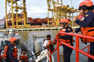 Rescate exitoso de tres personas a la deriva en el mar