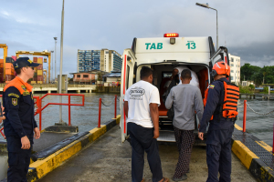 Rescate exitoso de tres personas a la deriva en el mar