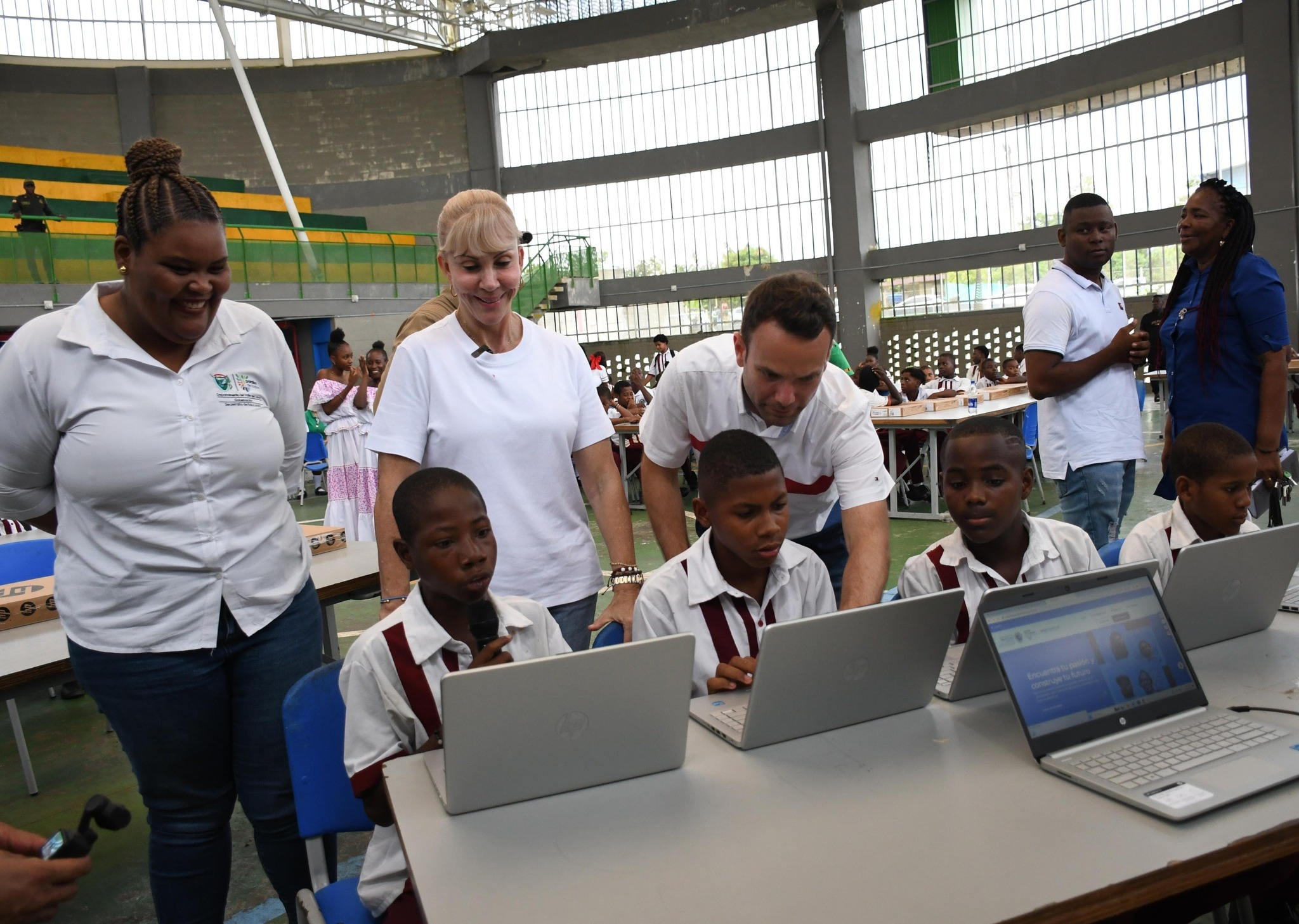 Con 45 computadores, Gobernación fortalece proceso educativo del colegio San Antonio de Buenaventura