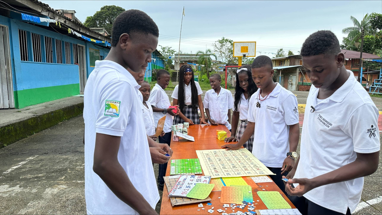 Crean juegos con material reciclado para el aprendizaje en el río Naya, zona rural de Buenaventura