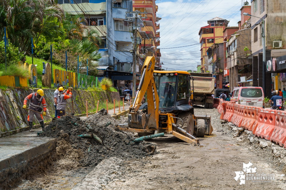 Avanza rehabilitación de la Avenida Simón Bolívar en Buenaventura, pese a imprevistos en redes subterráneas