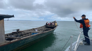Fueron rescatadas nueve personas a bordo de una embarcación en el Pacífico colombiano