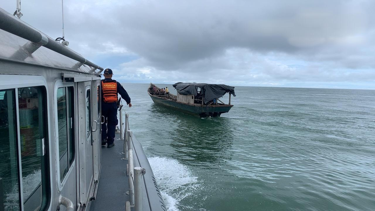 Fueron rescatadas nueve personas a bordo de una embarcación en el Pacífico colombiano