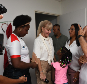 Gobernadora del Valle entregó a la medallista olímpica Tatiana Rentería las llaves de su casa