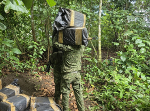 Fueron incautadas más de seis toneladas de cocaína a bordo de un semisumergible y en dos caletas subterráneas en Tumaco, Nariño