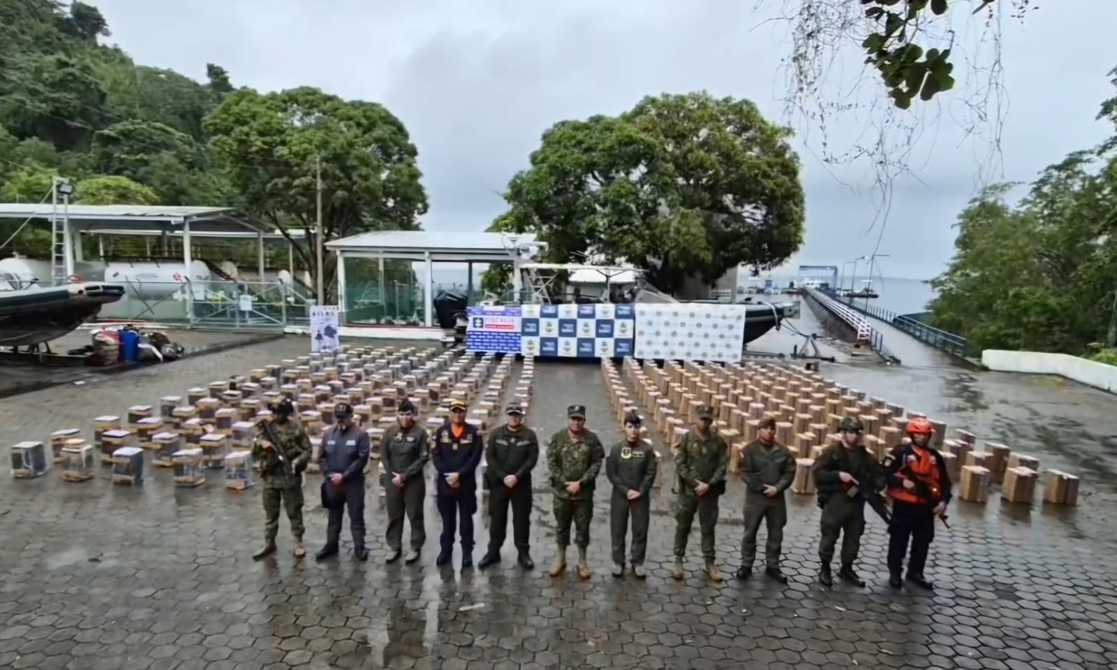 Fueron incautadas más de seis toneladas de cocaína a bordo de un semisumergible y en dos caletas subterráneas en Tumaco, Nariño