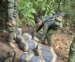 Fueron incautadas más de seis toneladas de cocaína a bordo de un semisumergible y en dos caletas subterráneas en Tumaco, Nariño