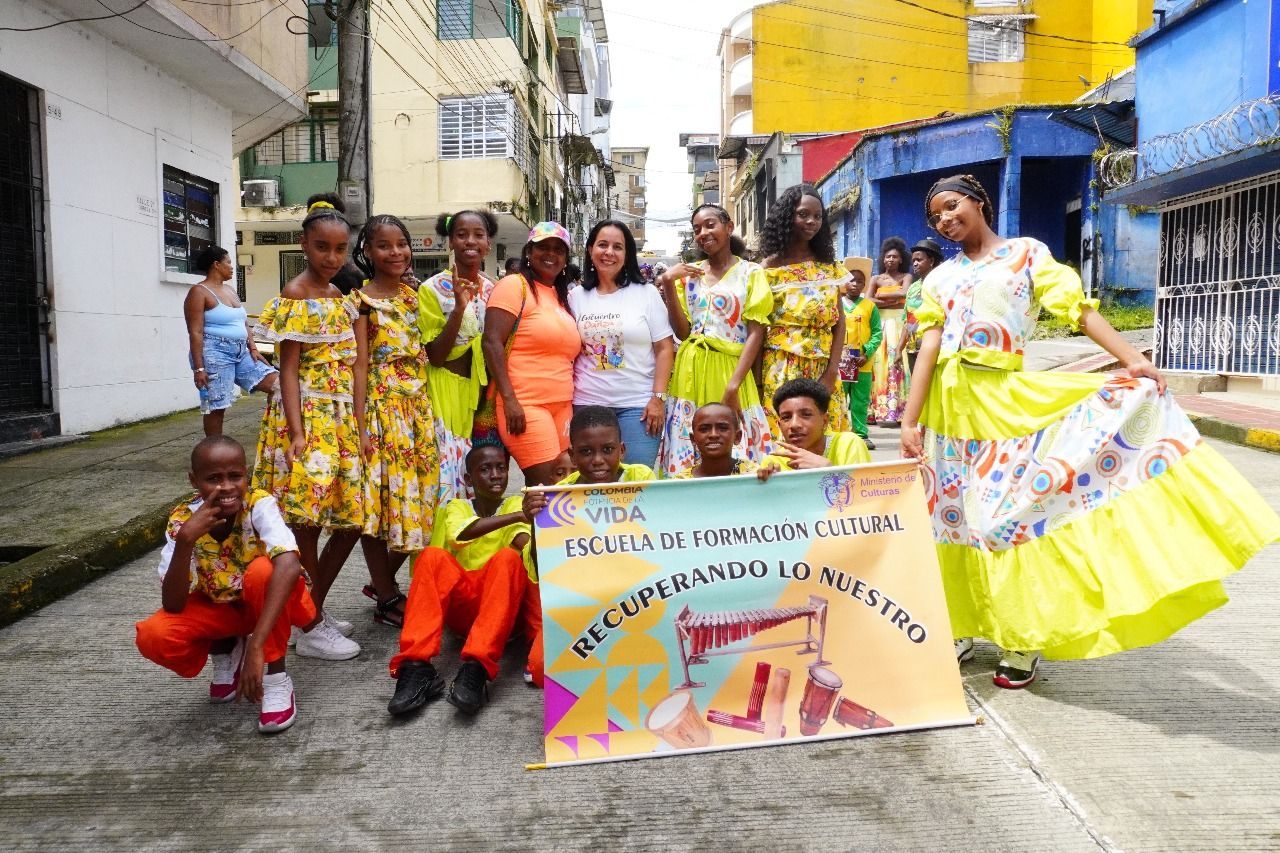 Buenaventura celebró su identidad cultural con colorido desfile y encuentro de danzas