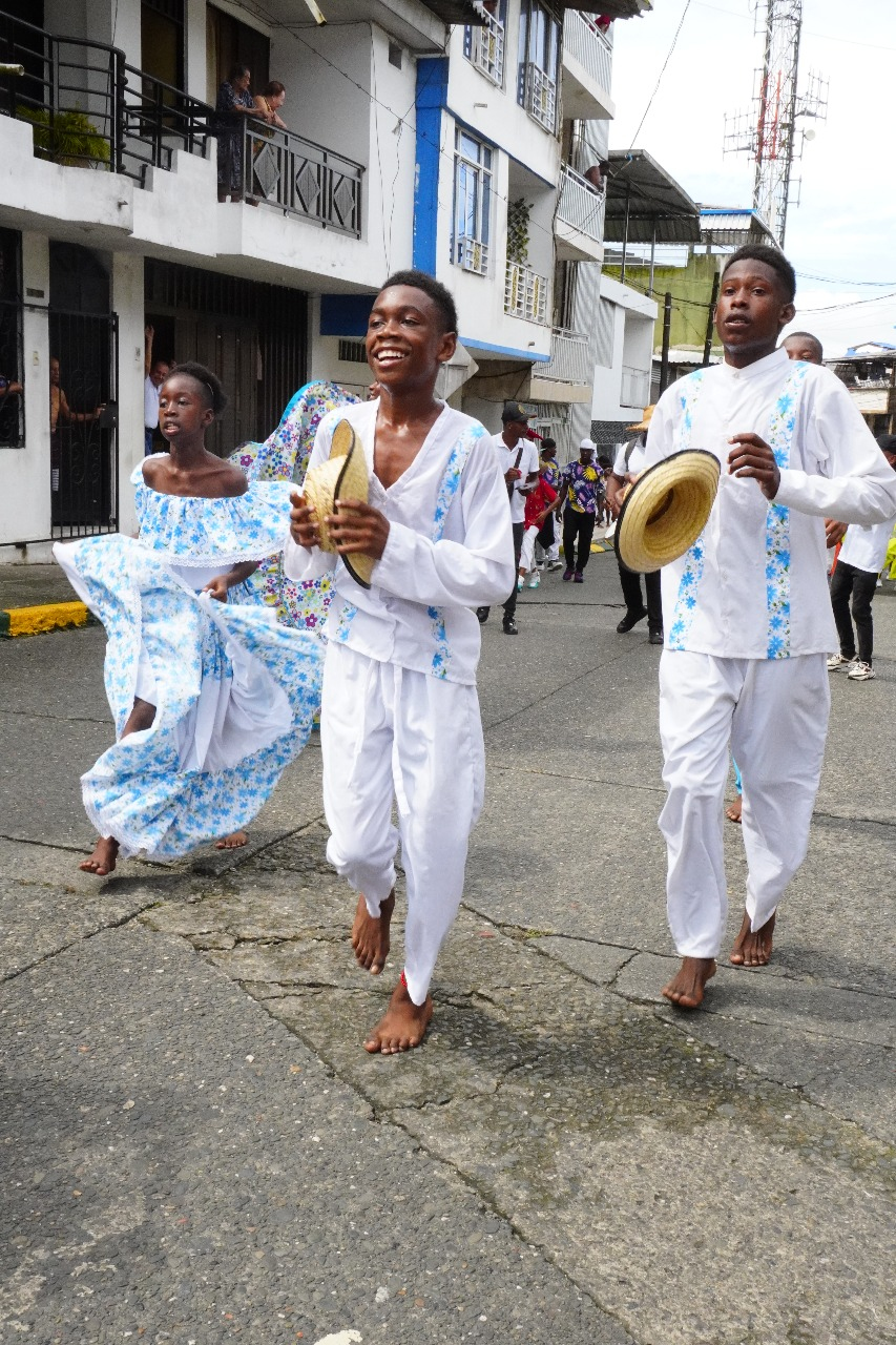 Buenaventura celebró su identidad cultural con colorido desfile y encuentro de danzas
