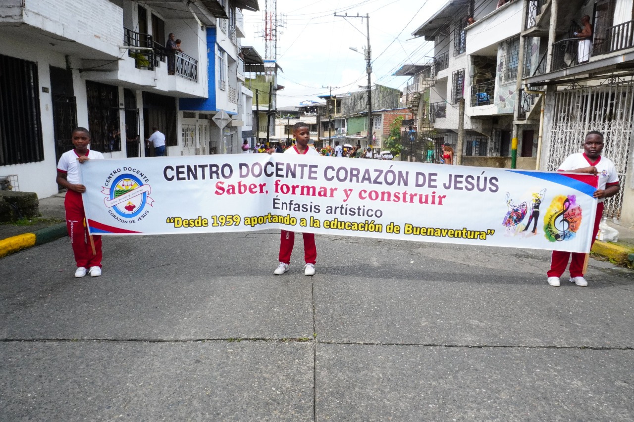 Buenaventura celebró su identidad cultural con colorido desfile y encuentro de danzas