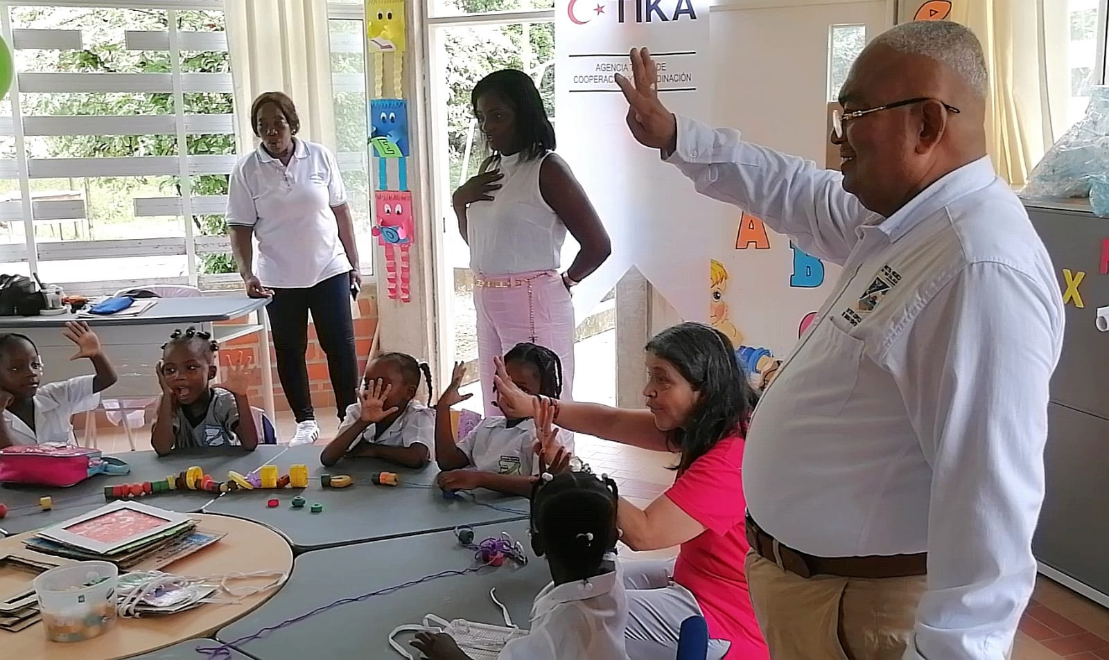 La Agencia Turca de Cooperación donó mobiliario escolar la IE Atanasio Girardot en Buenaventura 