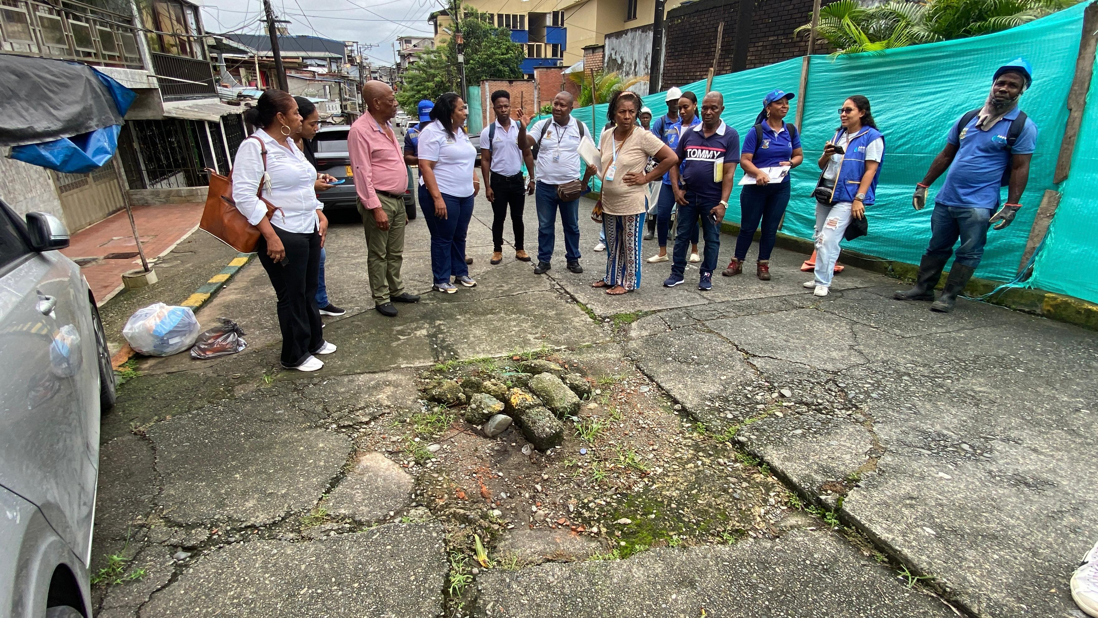 Varias secretarias y entidades de la Alcaldía Distrital de Buenaventura atienden problemática de infraestructura en la Comuna 11
