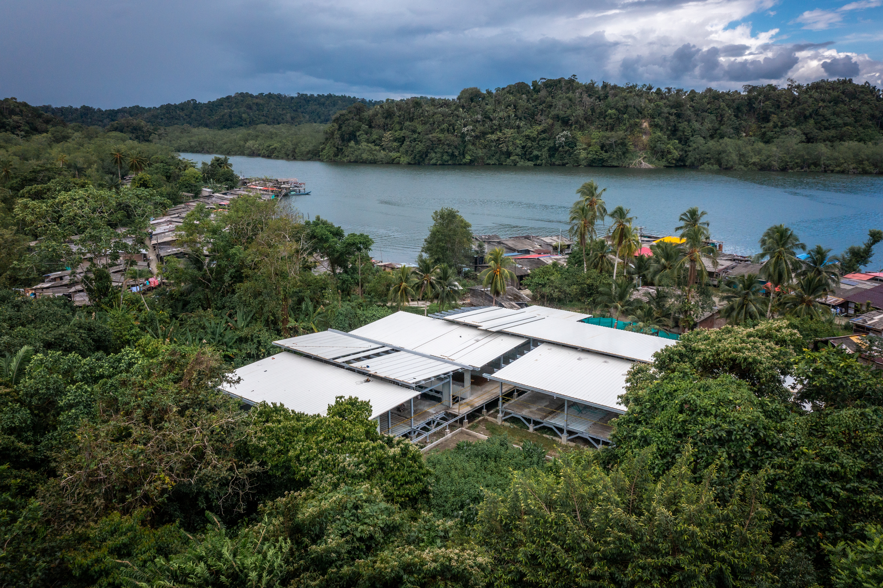 El FFIE impulsa la transformación de la infraestructura educativa en el Río Cajambre con obras en dos sedes de la IE José Acevedo y Gómez de Buenaventura 