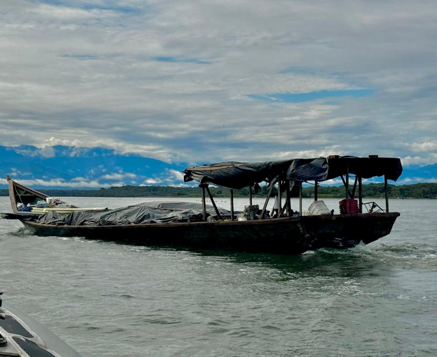 La Armada de Colombia rescata embarcación robada y salva a tripulantes en aguas de Buenaventura