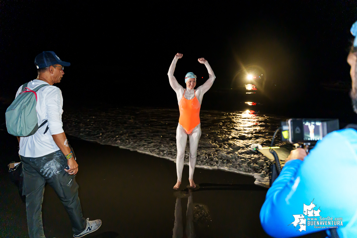 ¡Lo logró! En una histórica hazaña, la nadadora australiana Eva Buzo desafió las aguas del Pacífico por la paz y la resiliencia de Buenaventura