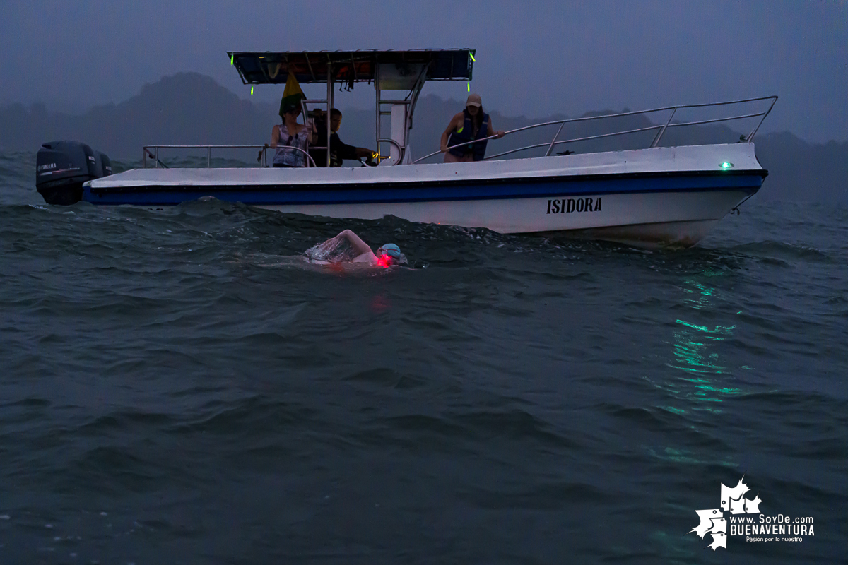 ¡Lo logró! En una histórica hazaña, la nadadora australiana Eva Buzo desafió las aguas del Pacífico por la paz y la resiliencia de Buenaventura
