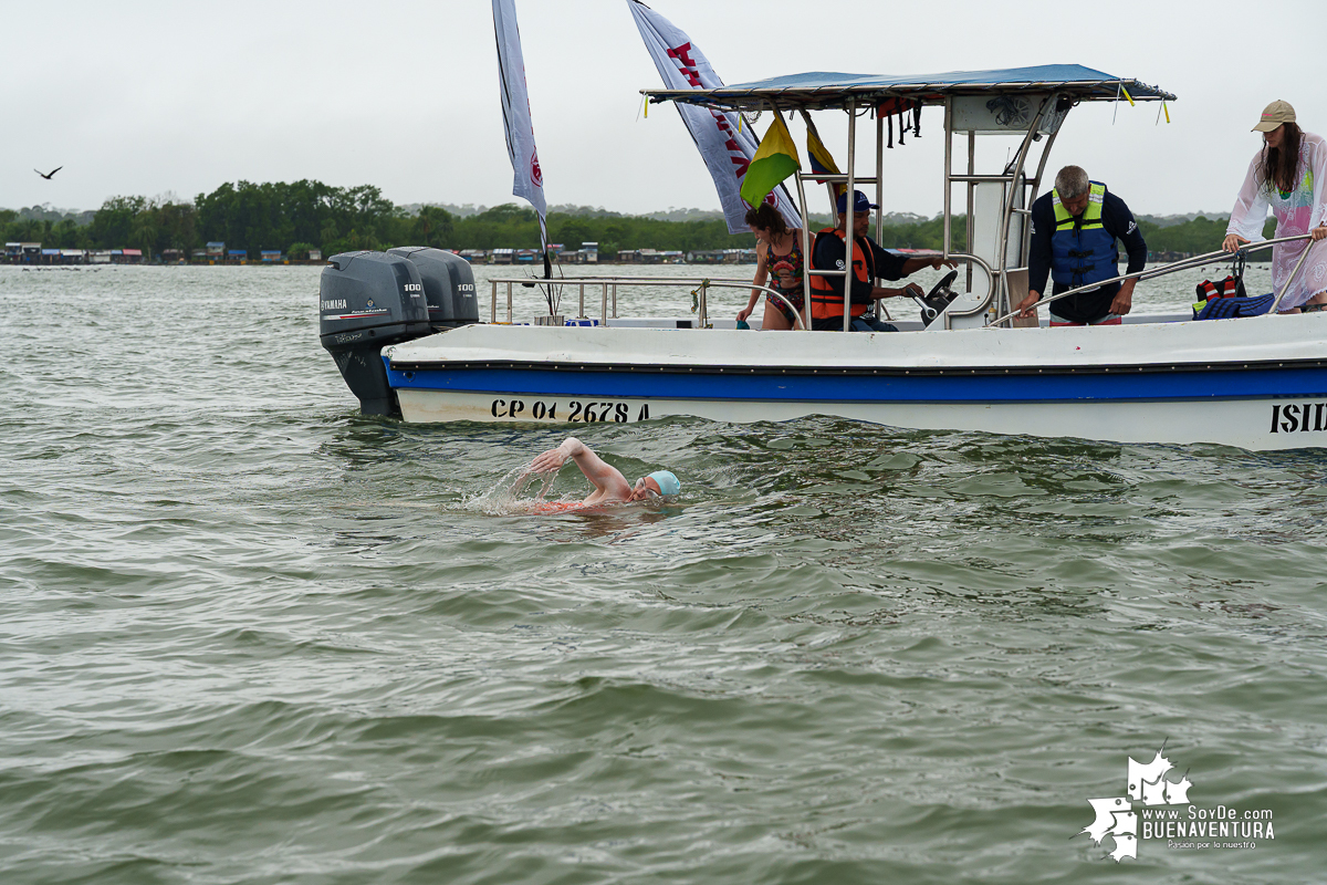 ¡Lo logró! En una histórica hazaña, la nadadora australiana Eva Buzo desafió las aguas del Pacífico por la paz y la resiliencia de Buenaventura
