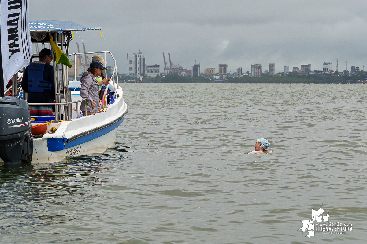 ¡Lo logró! En una histórica hazaña, la nadadora australiana Eva Buzo desafió las aguas del Pacífico por la paz y la resiliencia de Buenaventura
