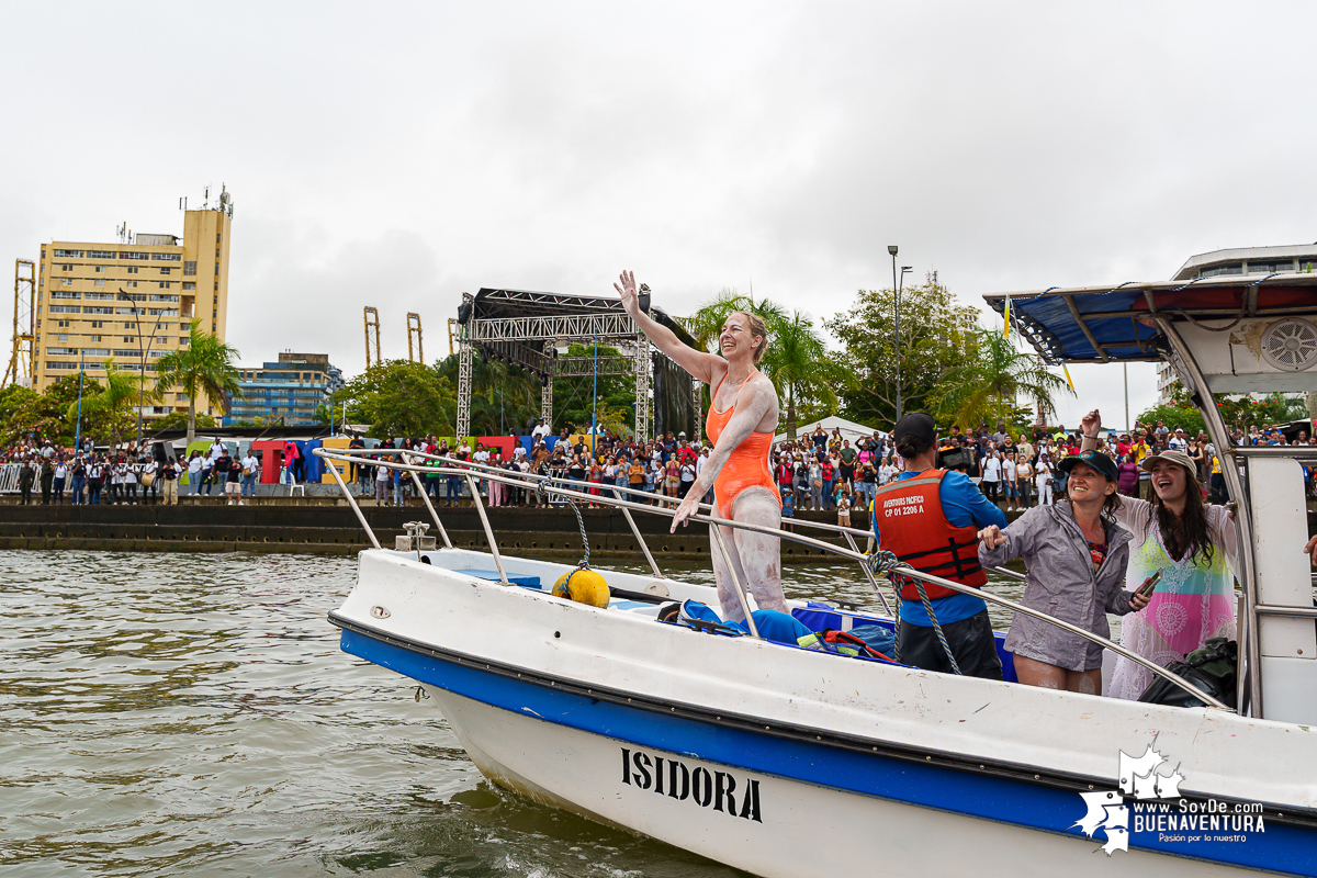 ¡Lo logró! En una histórica hazaña, la nadadora australiana Eva Buzo desafió las aguas del Pacífico por la paz y la resiliencia de Buenaventura