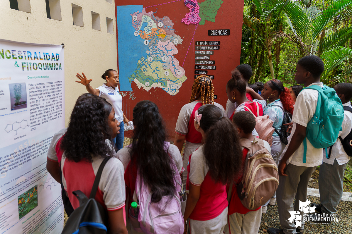La ruta del concierto de aves en formato artístico y educativo en el campus de la Universidad del pacifico