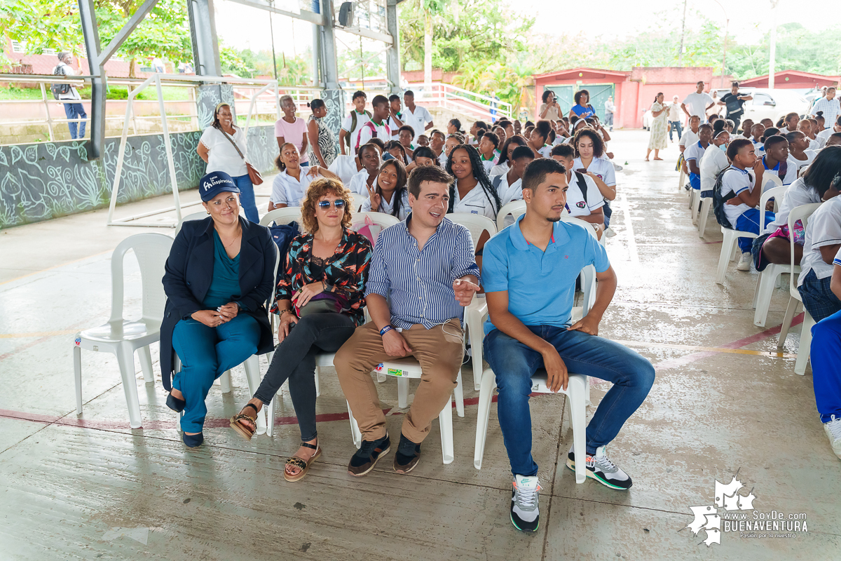 Con el conversatorio “Travesía de inspiración desde el mar hasta el corazón de Buenaventura”, Eva Buzo terminó su estadía en el distrito