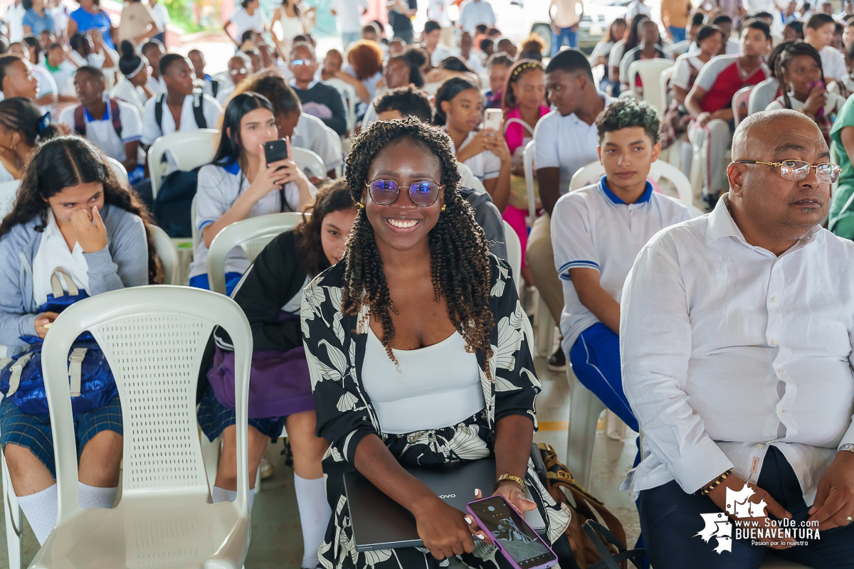 Con el conversatorio “Travesía de inspiración desde el mar hasta el corazón de Buenaventura”, Eva Buzo terminó su estadía en el distrito