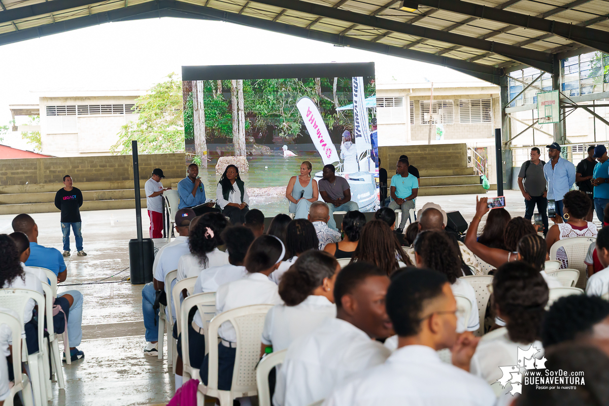 Con el conversatorio “Travesía de inspiración desde el mar hasta el corazón de Buenaventura”, Eva Buzo terminó su estadía en el distrito