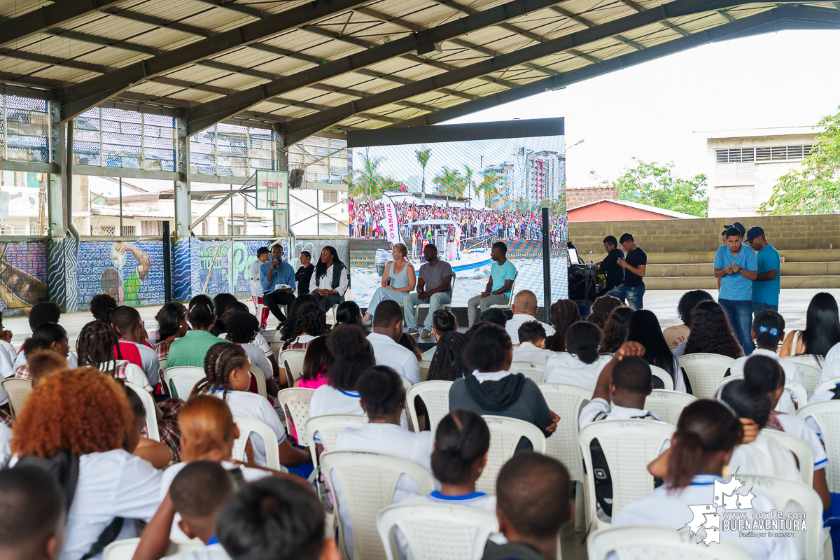 Con el conversatorio “Travesía de inspiración desde el mar hasta el corazón de Buenaventura”, Eva Buzo terminó su estadía en el distrito