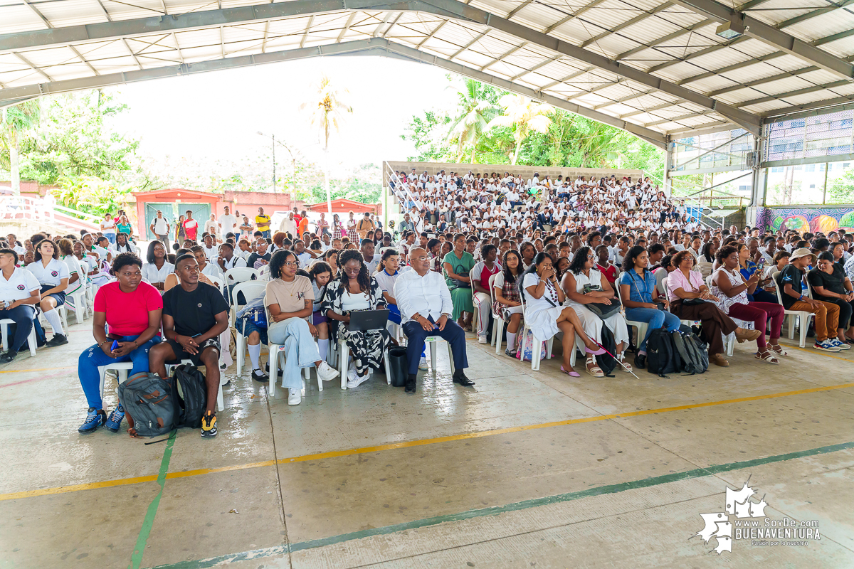Con el conversatorio “Travesía de inspiración desde el mar hasta el corazón de Buenaventura”, Eva Buzo terminó su estadía en el distrito