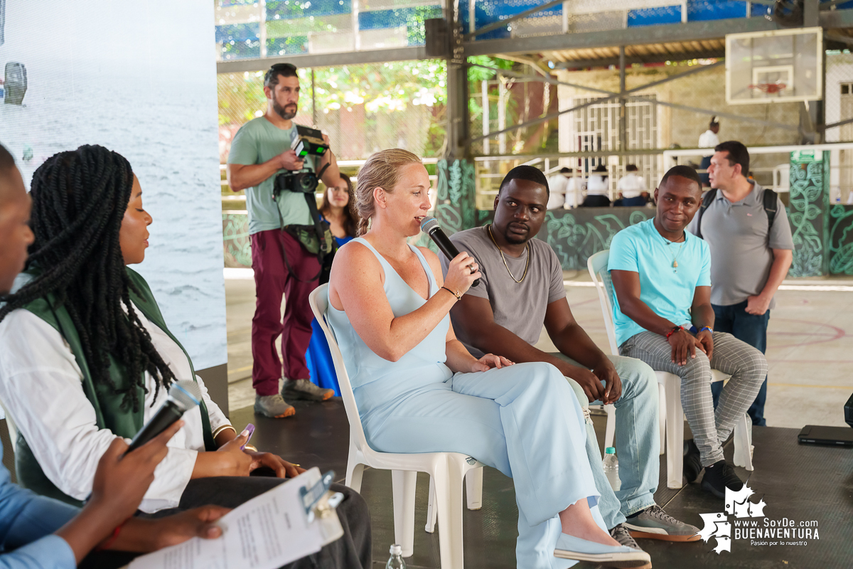 Con el conversatorio “Travesía de inspiración desde el mar hasta el corazón de Buenaventura”, Eva Buzo terminó su estadía en el distrito