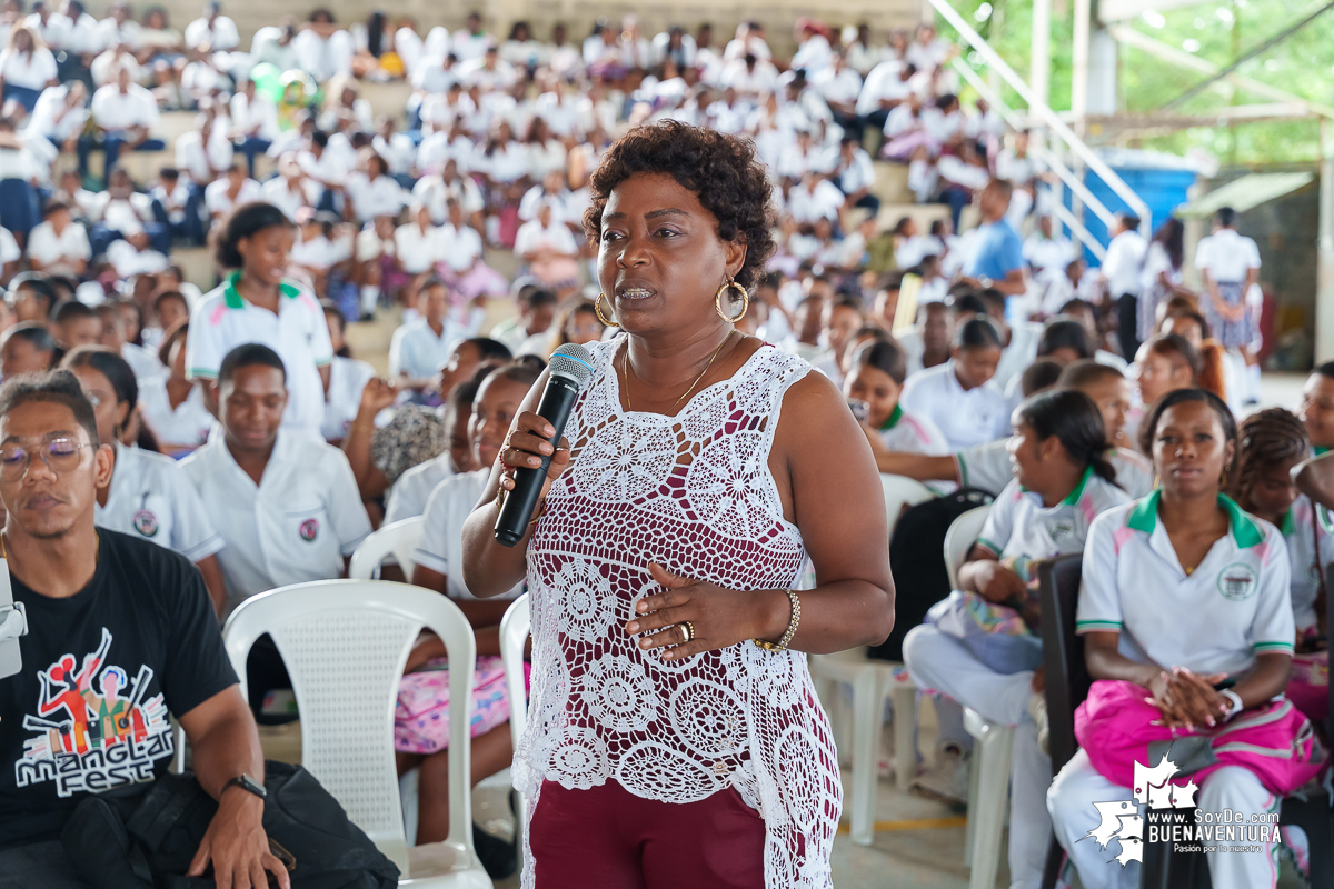 Con el conversatorio “Travesía de inspiración desde el mar hasta el corazón de Buenaventura”, Eva Buzo terminó su estadía en el distrito