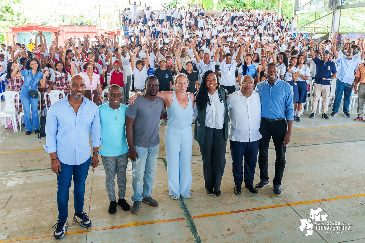 Con el conversatorio “Travesía de inspiración desde el mar hasta el corazón de Buenaventura”, Eva Buzo terminó su estadía en el distrito