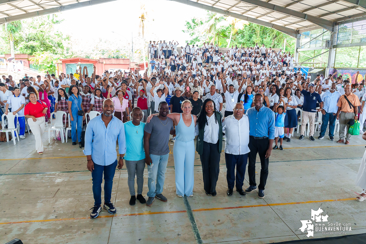 Con el conversatorio “Travesía de inspiración desde el mar hasta el corazón de Buenaventura”, Eva Buzo terminó su estadía en el distrito