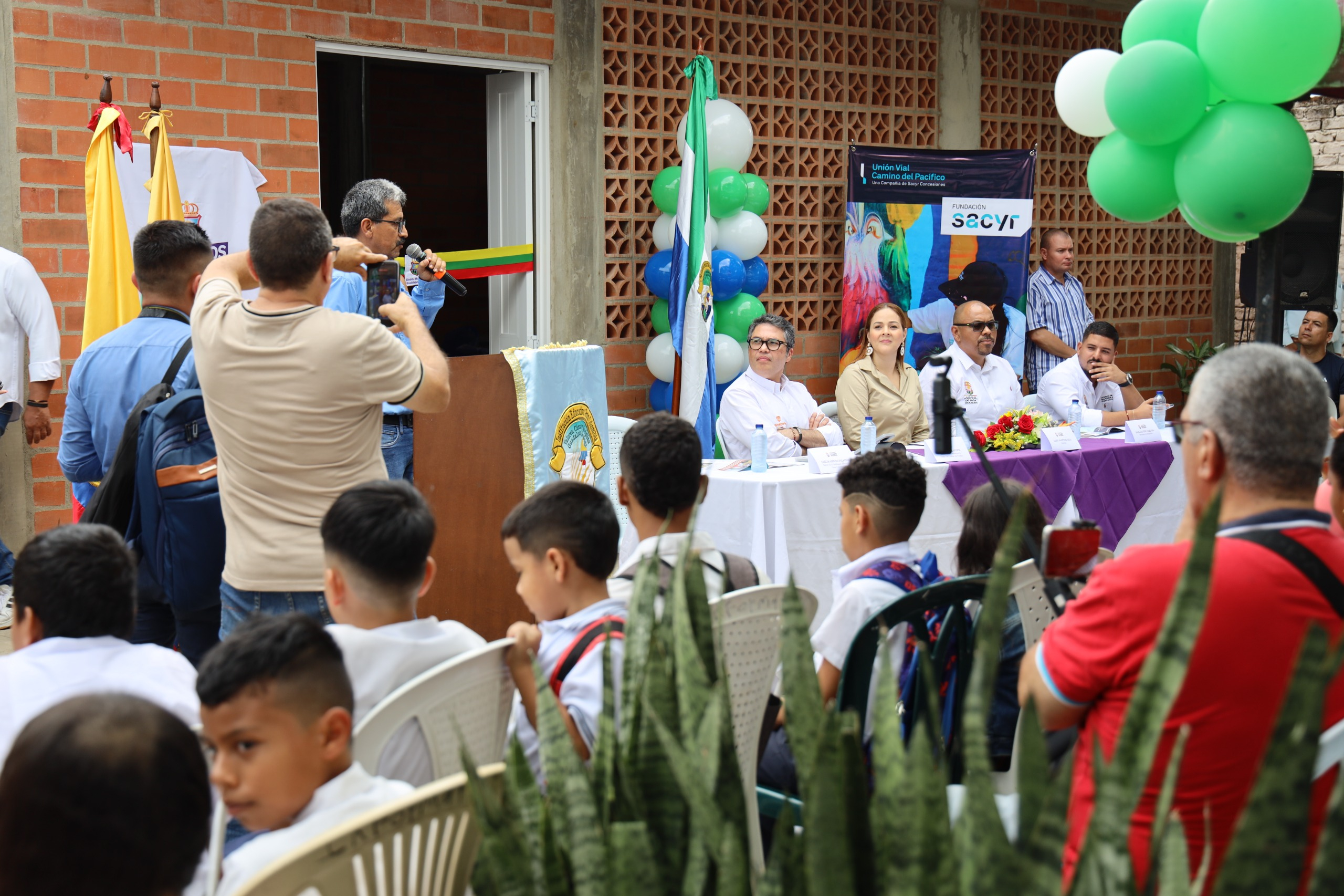La Unión Vial Camino del Pacífico entregó mobiliario escolar en la IE Gran Colombia de Guadalajara de Buga