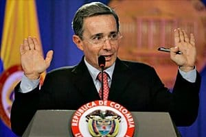 Juzgado condena a Álvaro Uribe Vélez a doce años de prisión domiciliaria por soborno y fraude procesal
