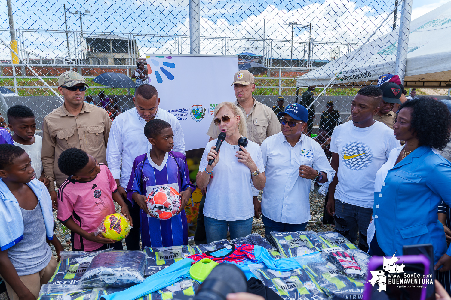 La Gobernación del Valle inauguró en Buenaventura tres nuevas canchas deportivas para promover la paz