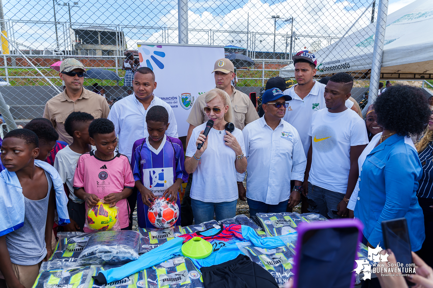 La Gobernación del Valle inauguró en Buenaventura tres nuevas canchas deportivas para promover la paz